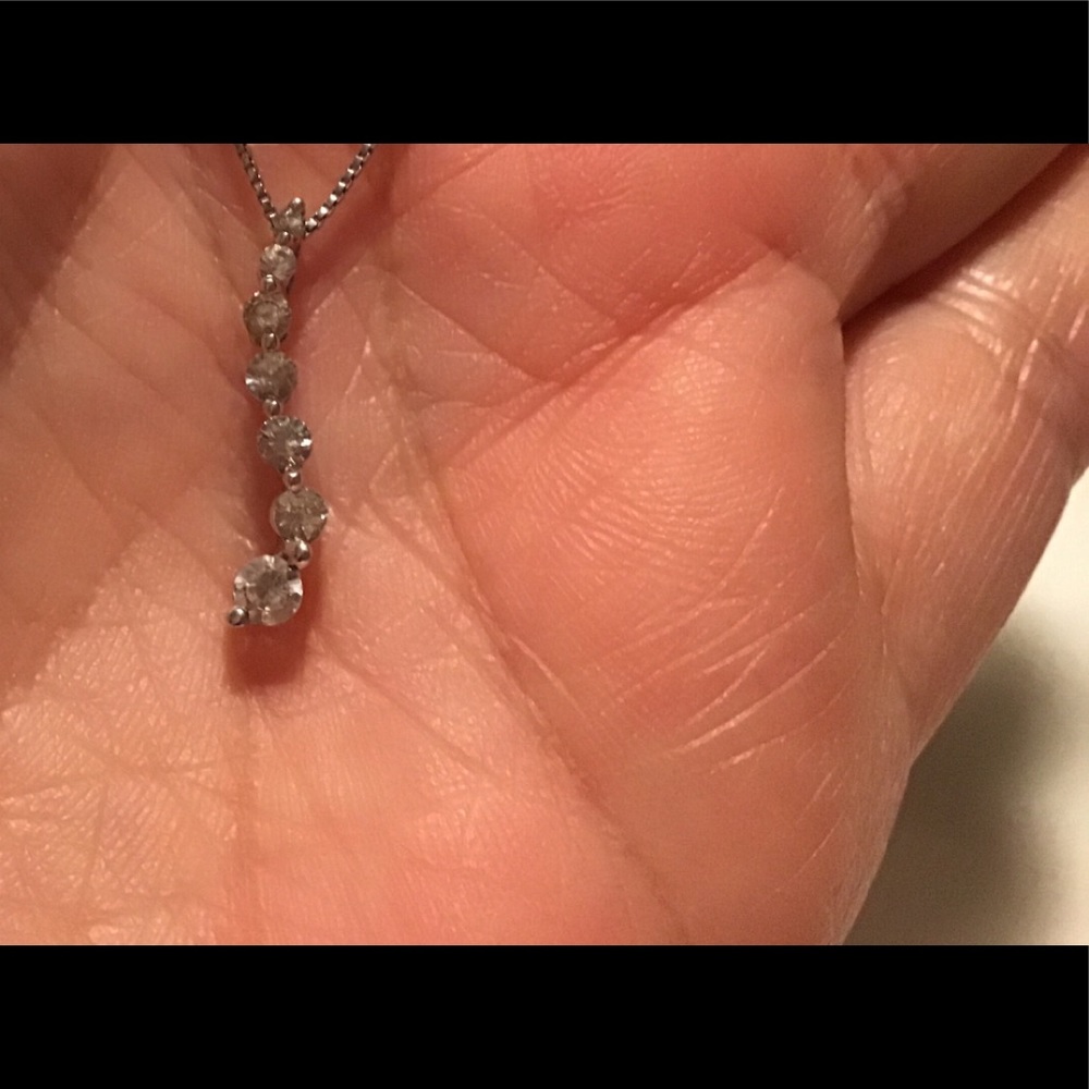 10k 7 DIAMOND JOURNEY PENDANT